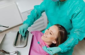 nasmejana-devojka-kod-zubara