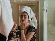 devojka-peskir-ogledalo