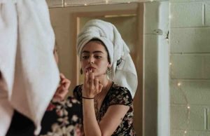 devojka-peskir-ogledalo