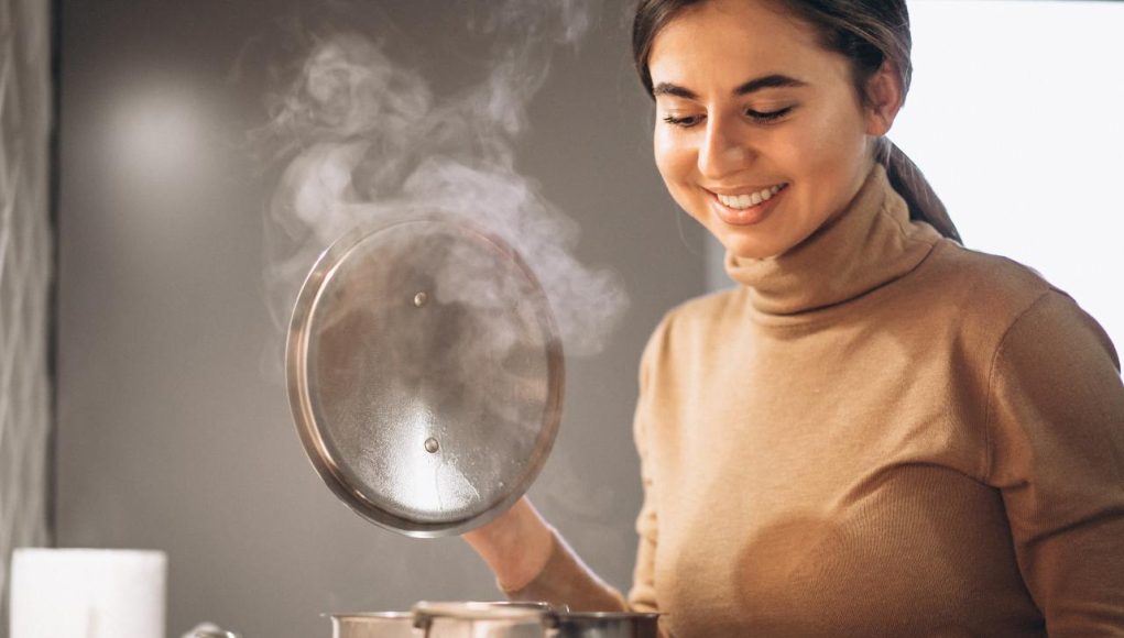 Woman cooking at kitchen kuvanje-kuhinja