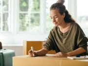 selidba-žena-kutija