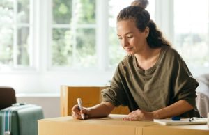 selidba-žena-kutija