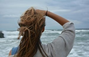 žena-kosa-more