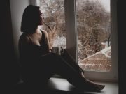 devojka-pored-prozora