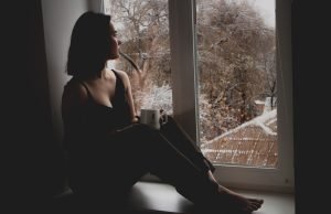 devojka-pored-prozora