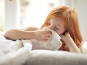 devojcica-maramica-krevet