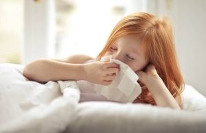 devojcica-maramica-krevet