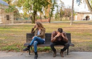 natragu.com momak-devojka-klupa Savladavanja izazova u vezi