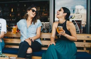 nasmejane-devojke-druzenje