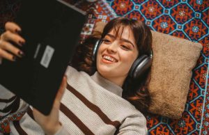 devojka-slusalice-jastuk