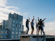 mladi-ljudi-druzenje-zgrada