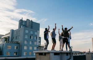 mladi-ljudi-druzenje-zgrada