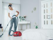 zena-sa-usisivacem-pored-kreveta