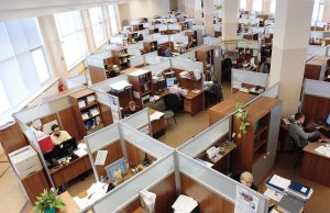 Kako suv vazduh utiče na produktivnost i zdravlje zaposlenih? otvoreni-ured-kabine-racunari