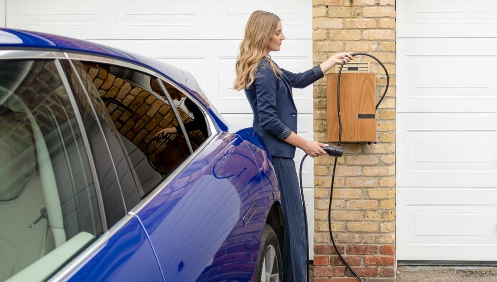 zena-plavi-auto-punjac zena-plavi-auto-punjac