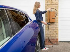 zena-plavi-auto-punjac