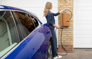 zena-plavi-auto-punjac