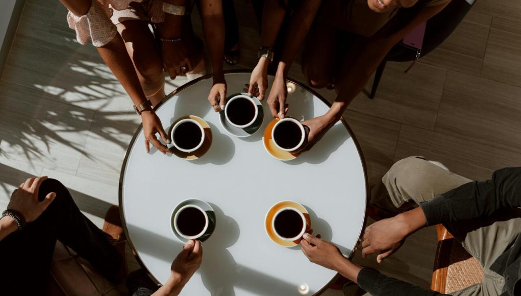 okrugli-sto-soljice-kafe okrugli-sto-soljice-kafe