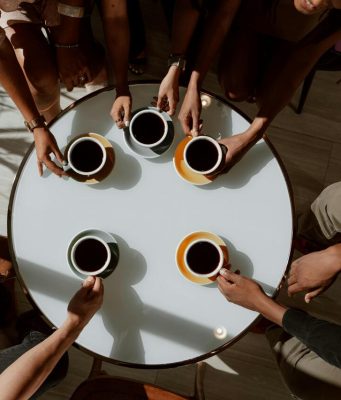 Kako slušanje tuđih priča menja pogled na sopstveni život? okrugli-sto-soljice-kafe