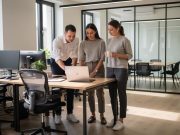 kolege-laptop-kancelarija