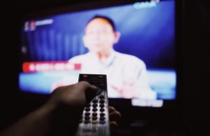 ruka-daljinski-televizor