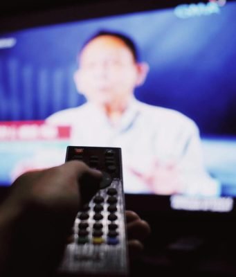 ruka-daljinski-televizor