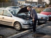 muskarac-auto-hauba-parking