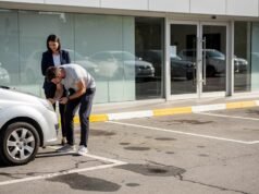 Kako se pripremiti za iznajmljivanje automobila prvi put? muskarac-auto-zena-parking