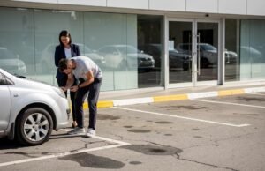 Kako se pripremiti za iznajmljivanje automobila prvi put? muskarac-auto-zena-parking