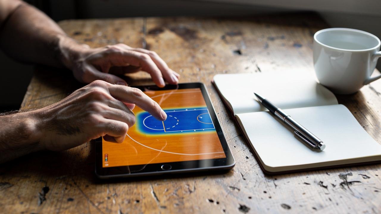 ruke-tablet-kosarkaski-teren