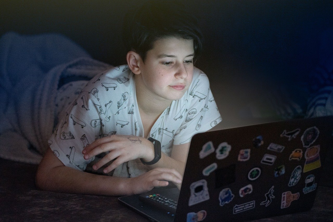 dečak-laptop-krevet