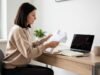 Kupovina odeće online: kako pametno birati veličine i materijale? zena-bela-majica-laptop