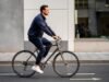 Athleisure stil – prolazni trend ili nova svakodnevna uniforma? muskarac-bicikl-ulica