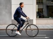 Athleisure stil – prolazni trend ili nova svakodnevna uniforma? muskarac-bicikl-ulica