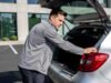 muskarac-gepek-srebrni-auto