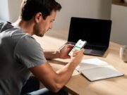 Digitalni alati koji nam pomažu da bolje razumemo svoje navike muskarac-telefon-laptop-sveska