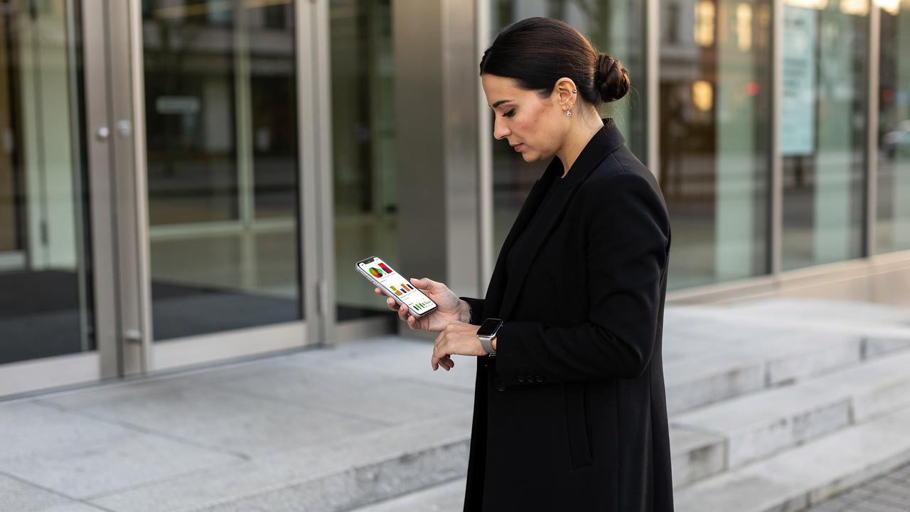 zena-crni-kaput-telefon