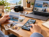 Sređivanje fotografija na telefonu uz od&scaron;tampane slike i laptop na radnom stolu &mdash; AI ilustracija.
