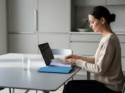 Dokumenta za rad, studiranje ili selidbu u inostranstvo: šta treba pripremiti unapred? zena-laptop-dokumenti-sto