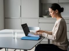 zena-laptop-dokumenti-sto