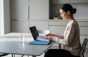 zena-laptop-dokumenti-sto